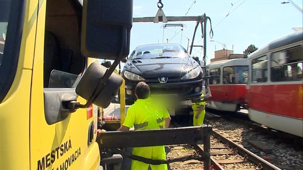 V centre Bratislavy sa dnes ráno stala dopravná nehoda. Vodič osobného vozidla nedal prednosť električke a tá do neho vrazila. Po havárii museli šoféra Peugeotu odviezť na ošetrenie do nemocnice. 